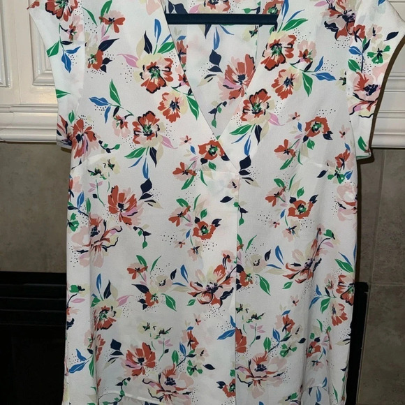 DR2 Daniel Rainn - cream  floral v-neck pleated front cap sleeves top, S… - Picture 1 of 7